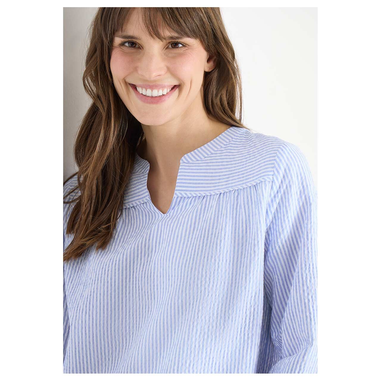 Damen 3/4 Arm Bluse Seersucker Stripe Tunic von Cecil in Hellblau gestreift, detaillierte Vorderansicht am Model