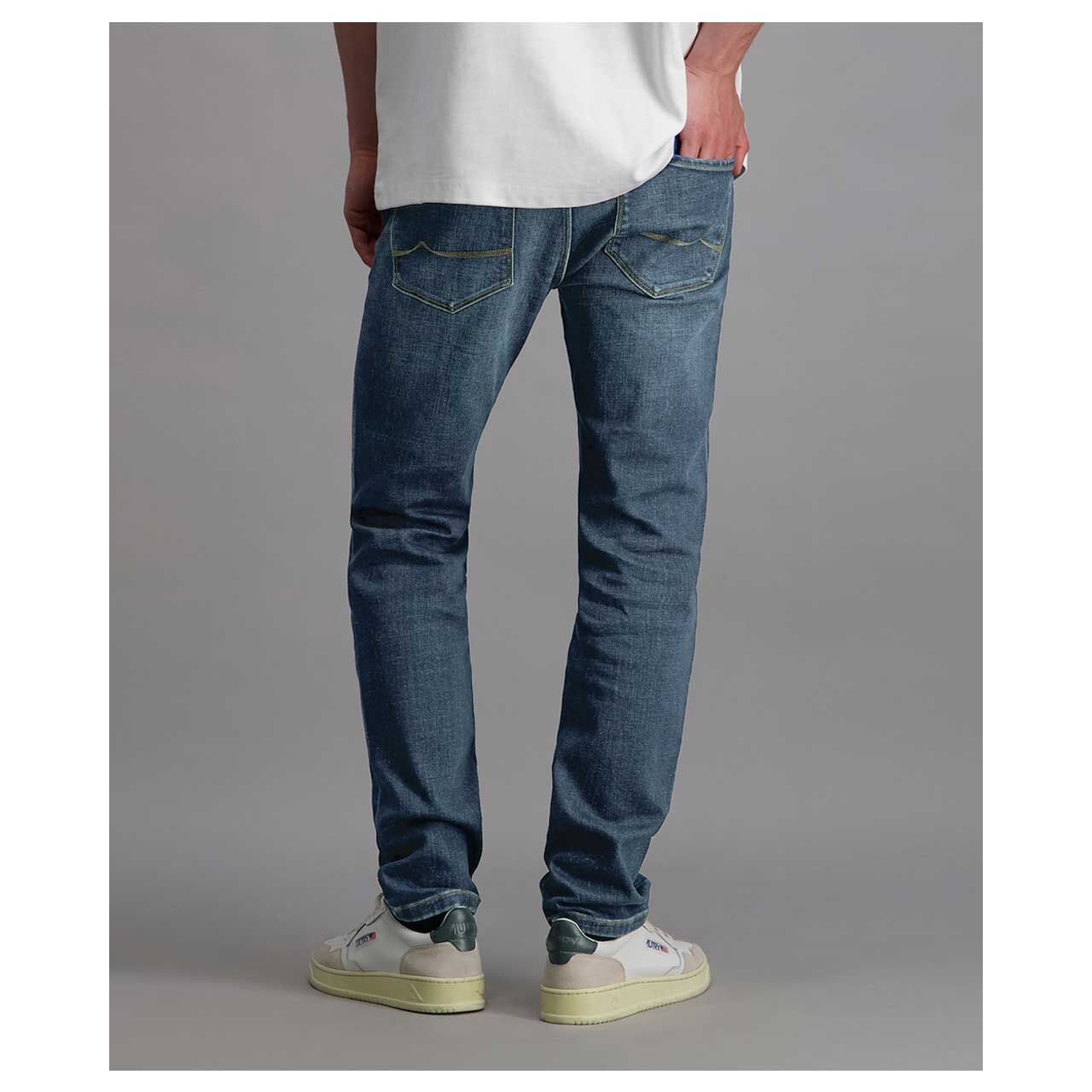 Stretch Herrenjeans Eric Megaflex in Blau verwaschen, Rückansicht am Model