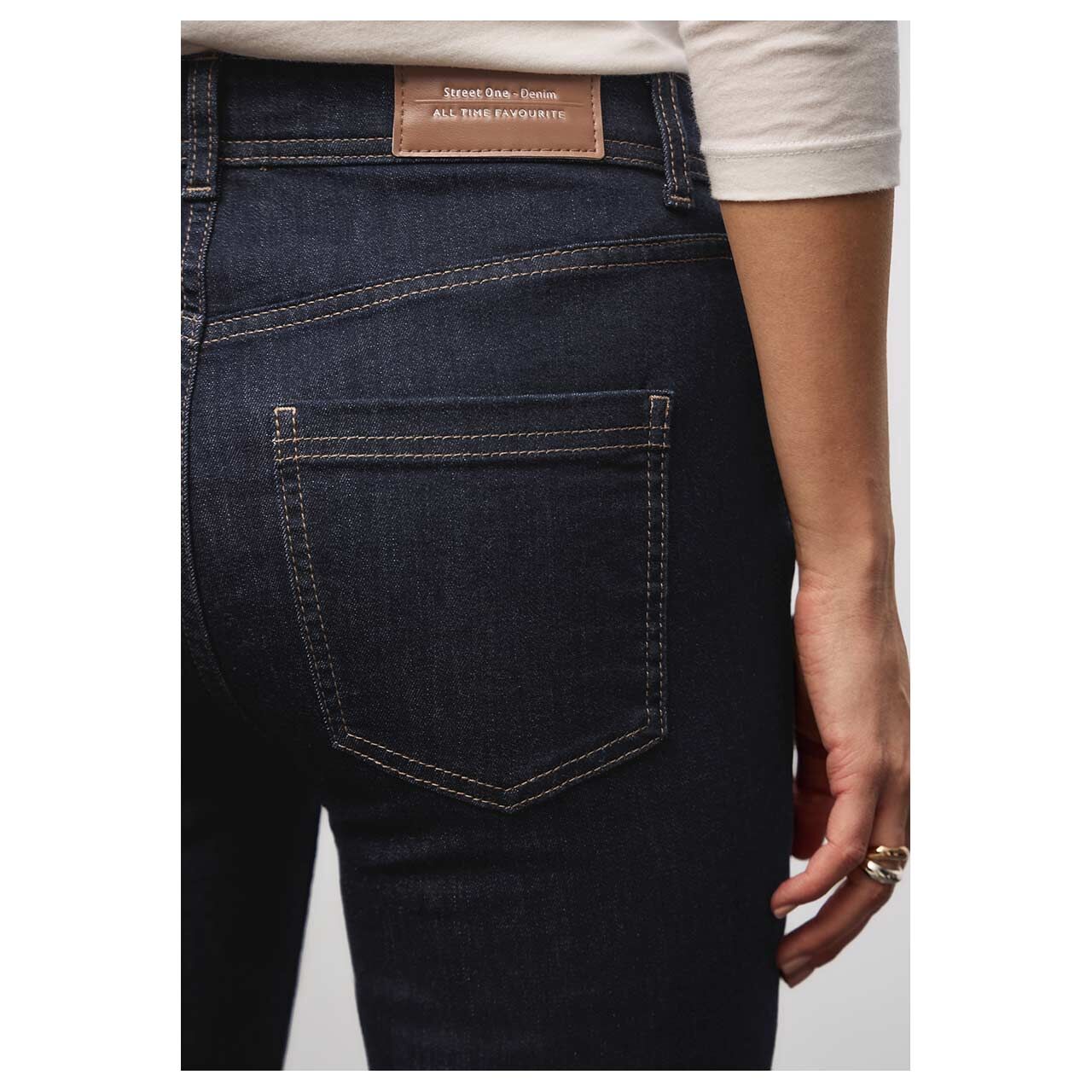 Damenjeans Bootcut von Street One in Dunkelblau, detaillierte Rückansicht am Model