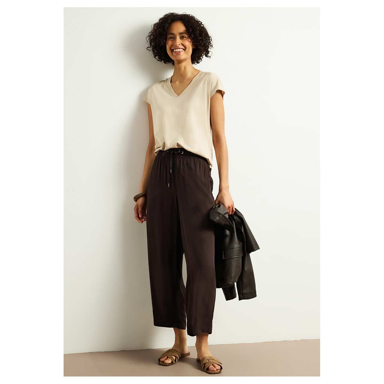 Stretch Damen 7/8 Hose Emee Wide Leg von Street One in Dunkelbraun, Ganzkörperansicht am Model