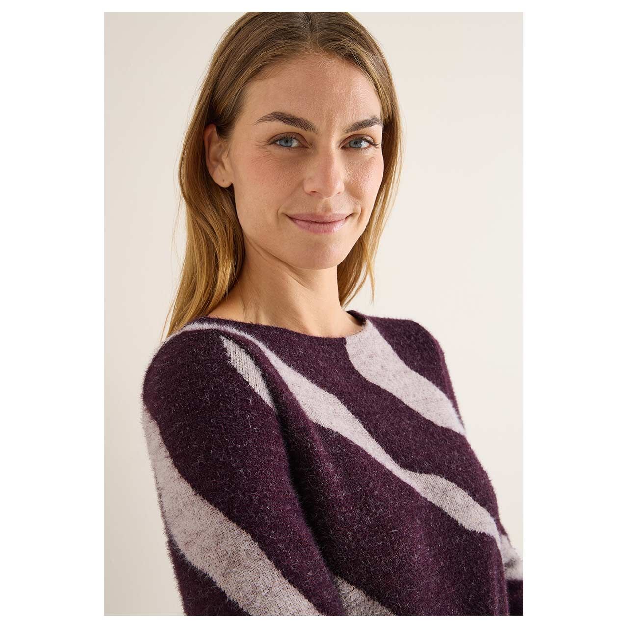 Damen Pullover Big Feather Yarn von Cecil in Lila mit Print, detaillierte Vorderansicht am Model