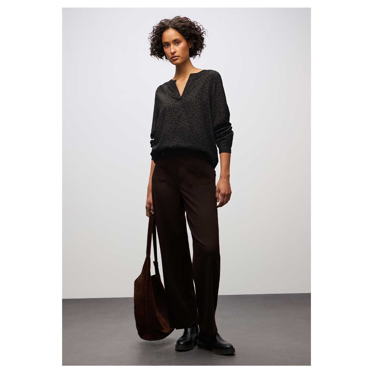 Damen Langarm Bluse Splitneck Tunic von Street One in Dunkelbraun mit Print, Ganzkörperansicht am Model