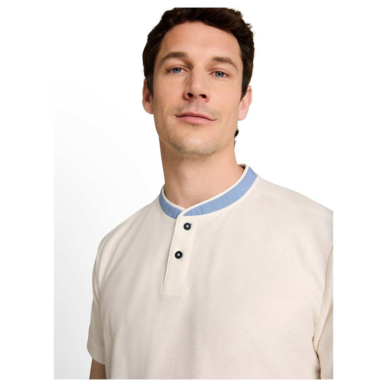 Herren T-Shirt Henley von Tom Tailor in Cremeweiß, detaillierte Vorderansicht am Model