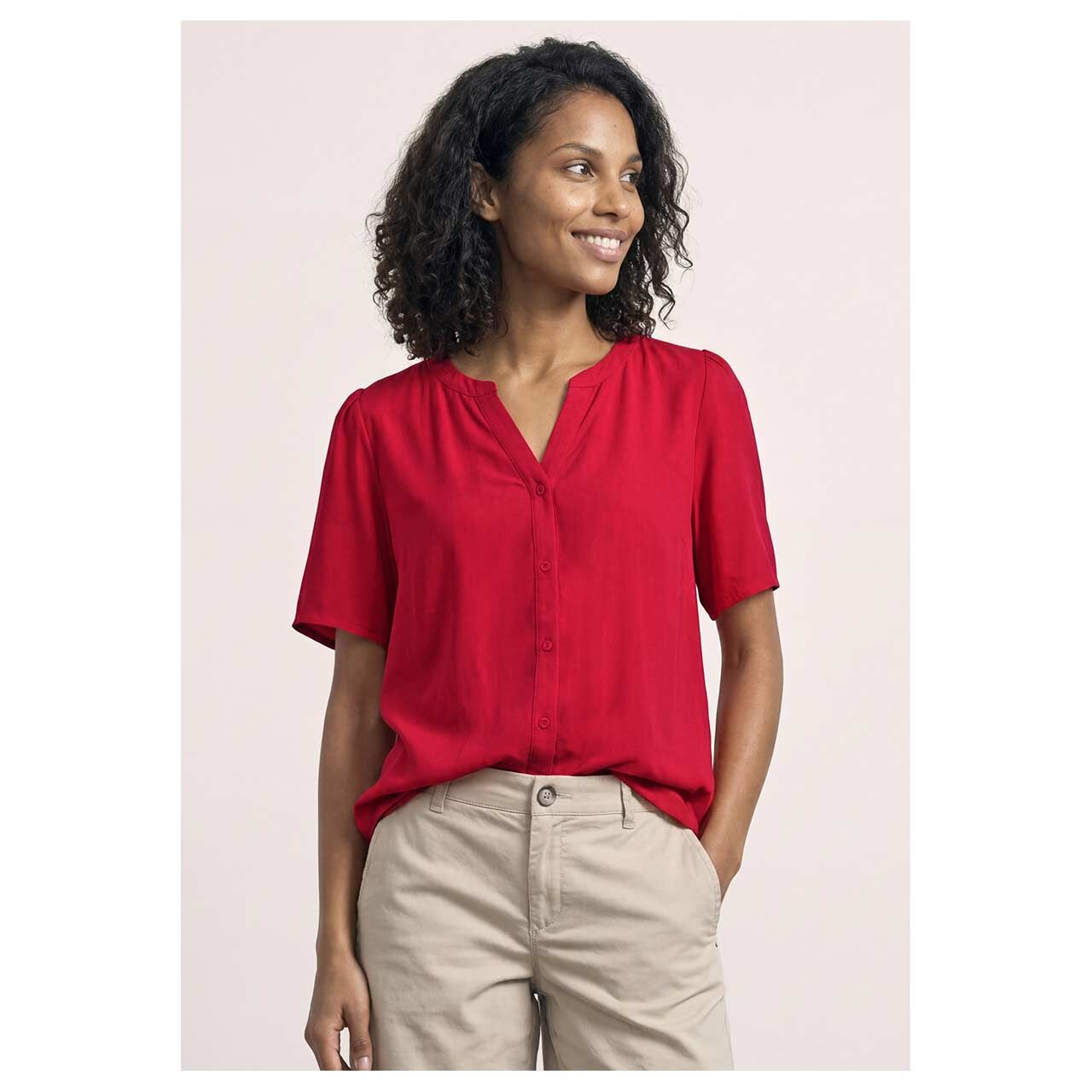 Damen Kurzarm Bluse Splitneck von Street One in Rot, Vorderansicht am Model
