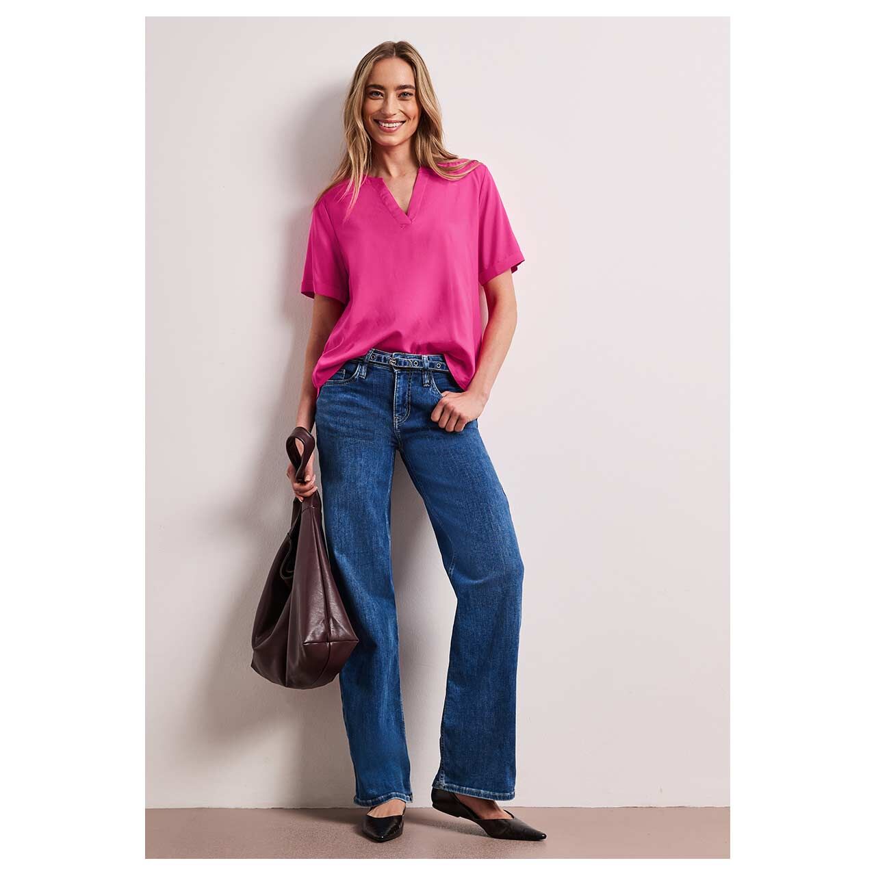 Damen Kurzarm Bluse Splitneck Turn-Up von Street One in Pink, Ganzkörperansicht am Model