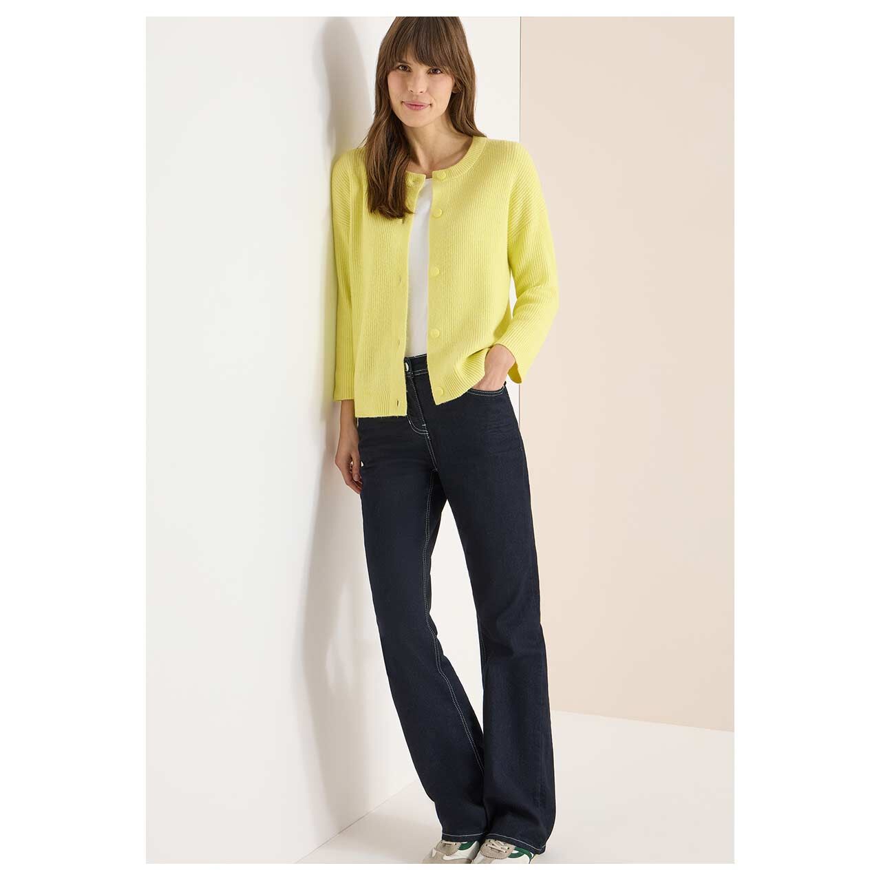 Damen Strickjacke Short Cardigan von Cecil in Gelb meliert, Ganzkörperansicht am Model