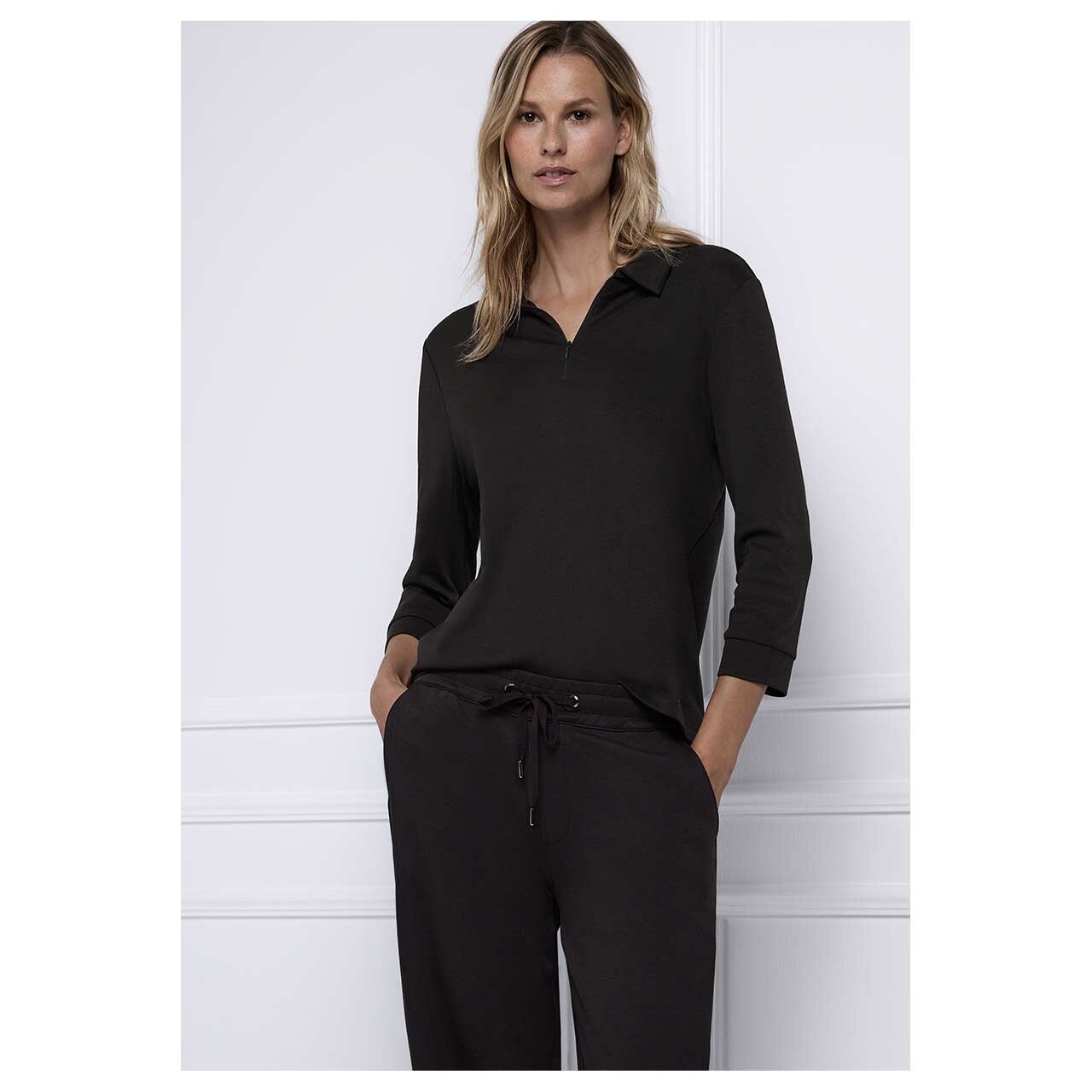 Damen 3/4 Arm Poloshirt Basic Zipper von Street One in Dunkelbraun, detaillierte Vorderansicht am Model