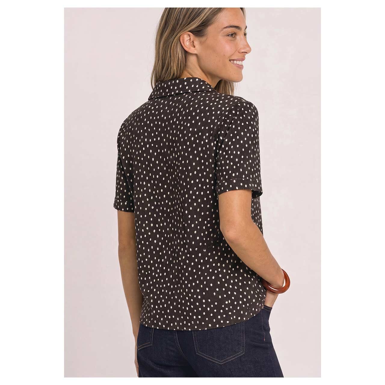 Damen Kurzarm Bluse Printed Crincle von Street One in Dunkelbraun mit Print, Rückansicht am Model
