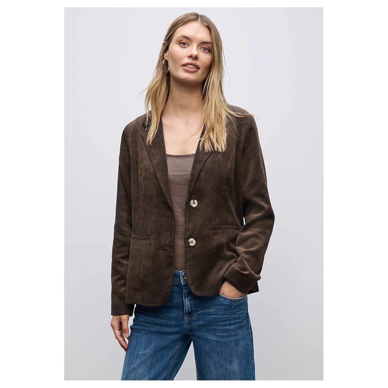 Damen Cord Blazer Corduroy von Street One in Dunkelbraun, Vorderansicht am Model