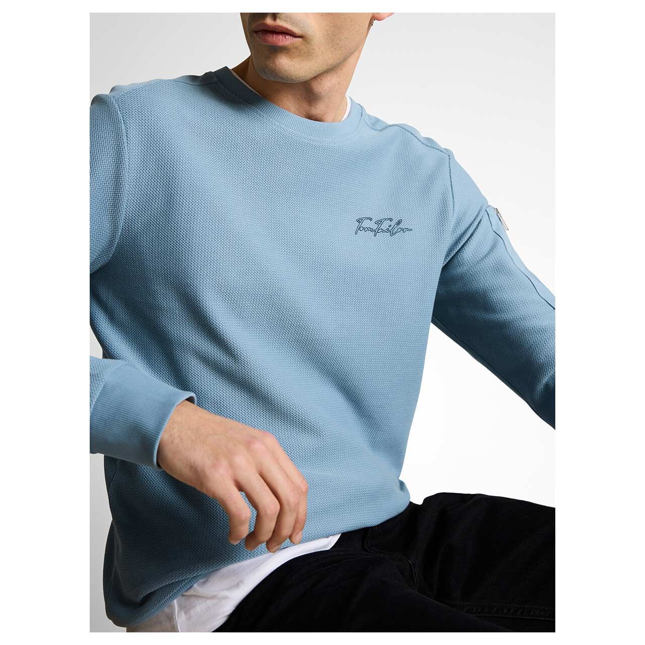 Herren Sweatshirt Structured Crewneck von Tom Tailor in Hellblau, Detailansicht am Model