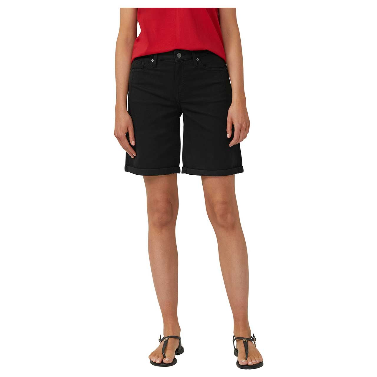 Detaillierte Vorderansicht der getragenen Damen Jeans Shorts von s.Oliver in Schwarz
