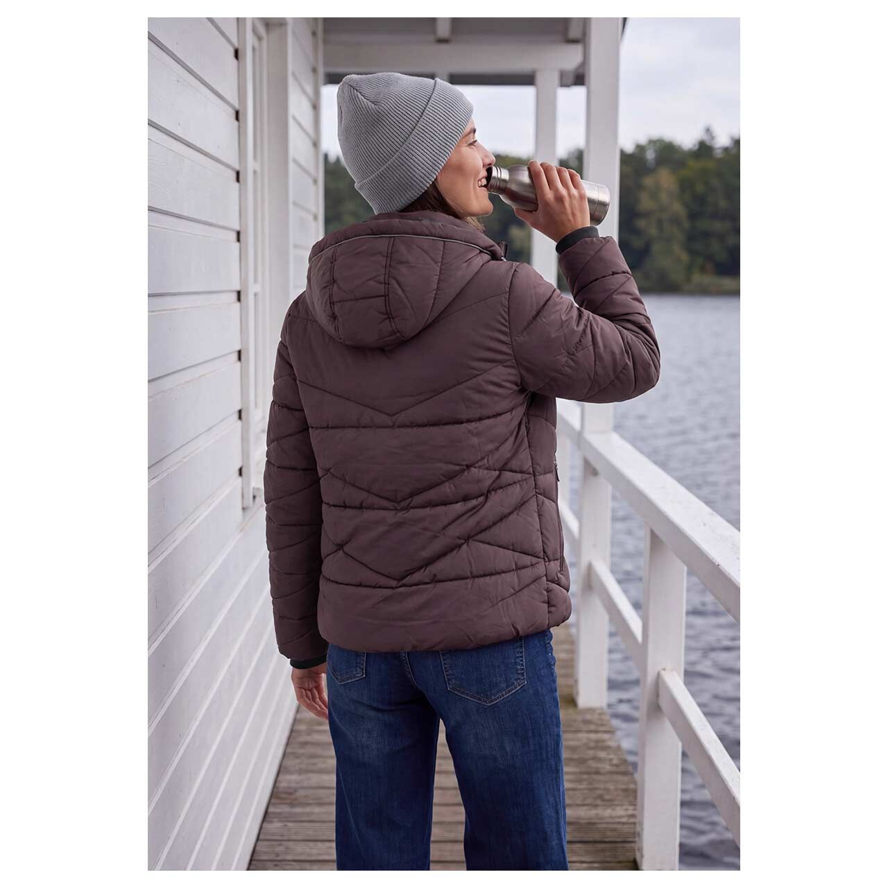 Damen Jacke Sportive Padded Jacket von Cecil in Weinrot, Rückansicht am Model