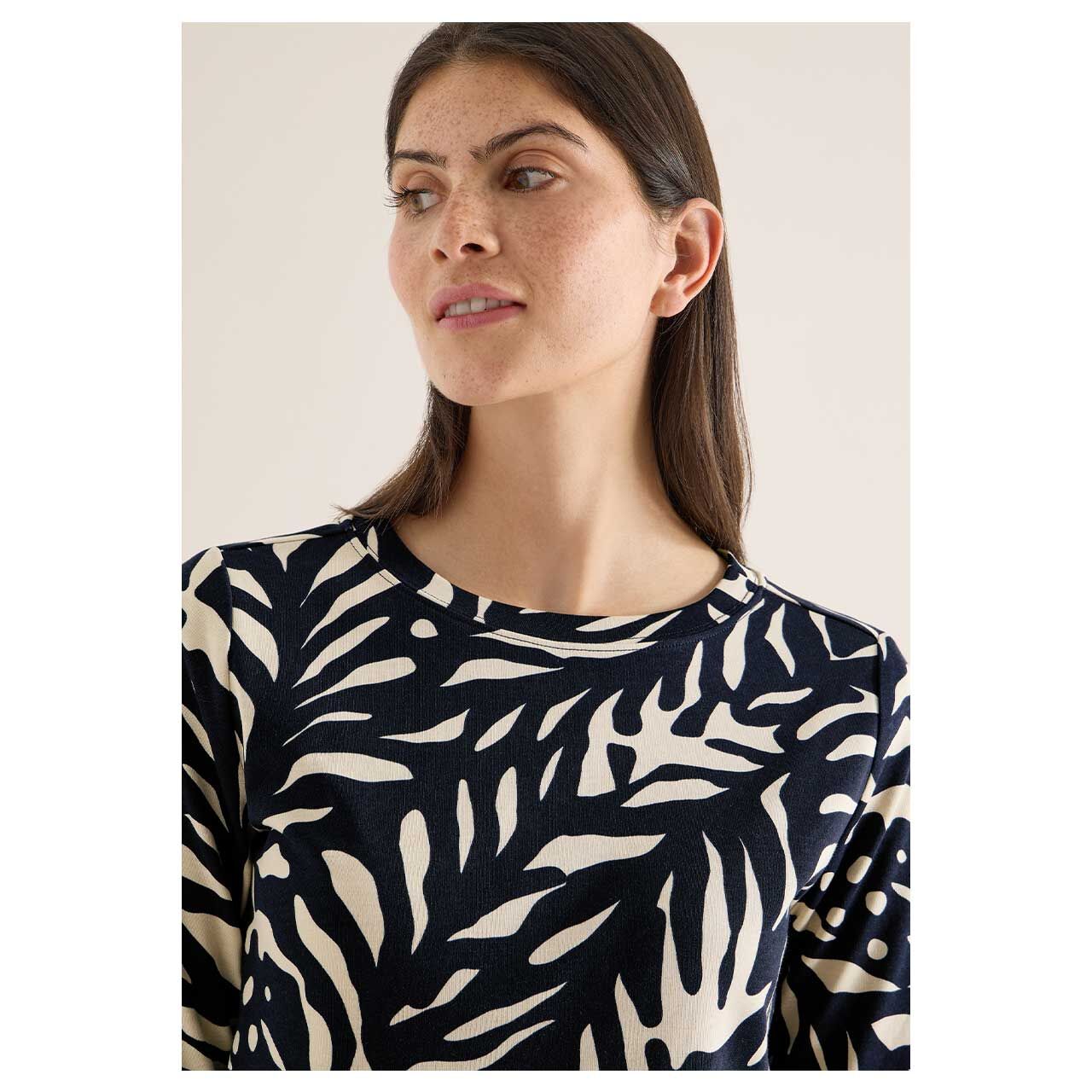 Damen Langarm Shirt Two-Tone Boatneck von Cecil in Dunkelblau mit Print, detaillierte Vorderansicht am Model