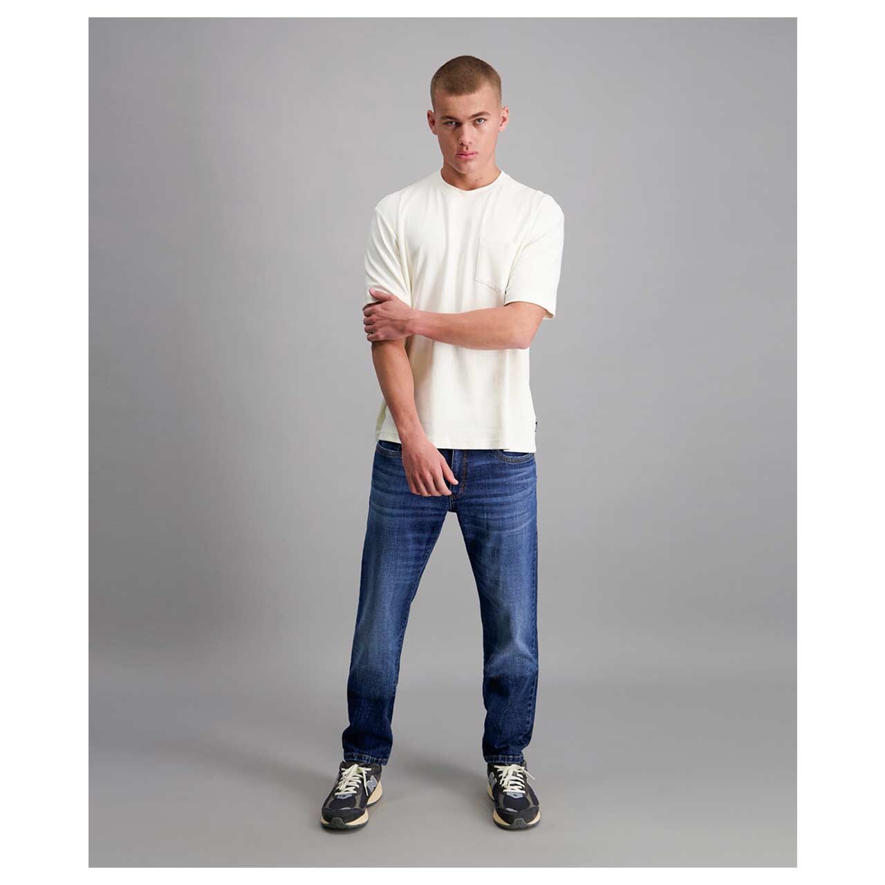 Stretch Herrenjeans Eric in Dunkelblau angewaschen von Pioneer, Ganzkörperansicht am Model