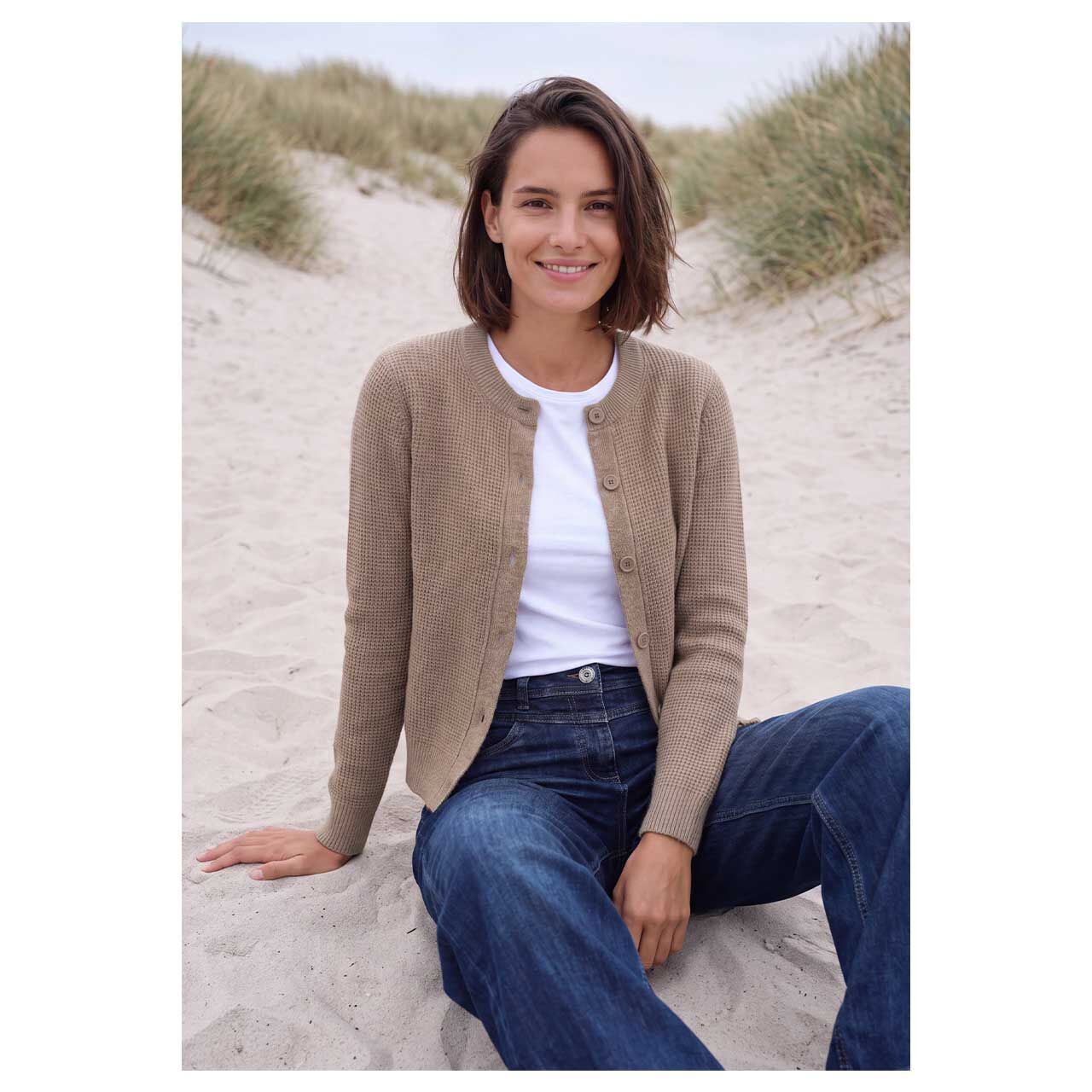 Damen Strickjacke Structured Cosy Cardigan von Cecil in Hellbraun meliert, Vorderansicht am sitzenden Model
