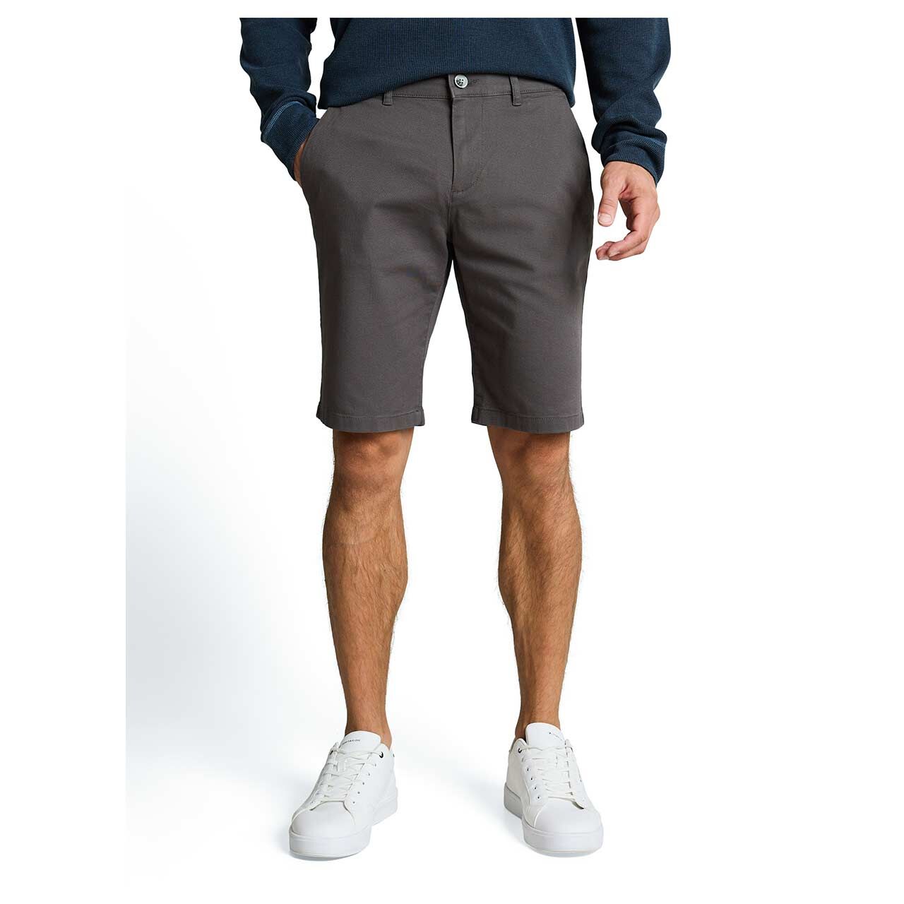 Herren Chino Baumwoll Bermuda von Tom Tailor in Grau, Vorderansicht am Model