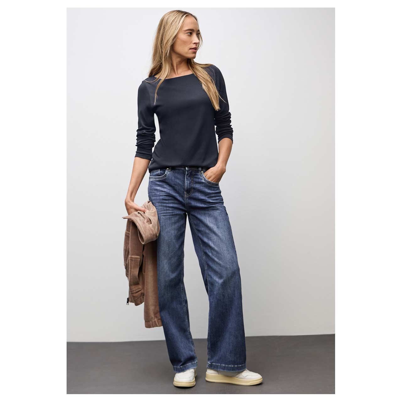 Damen Langarm Shirt Lanea von Street One in Dunkelblau, Ganzkörperansicht am Model
