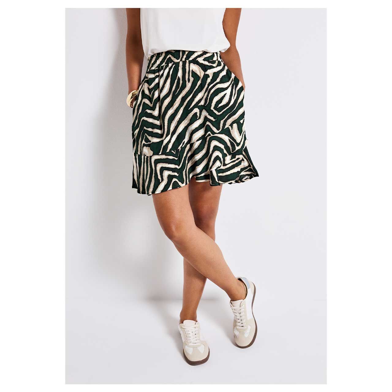 Damen Volant Skort von Street One in Dunkelgrün mit Print, Vorderansicht am Modell