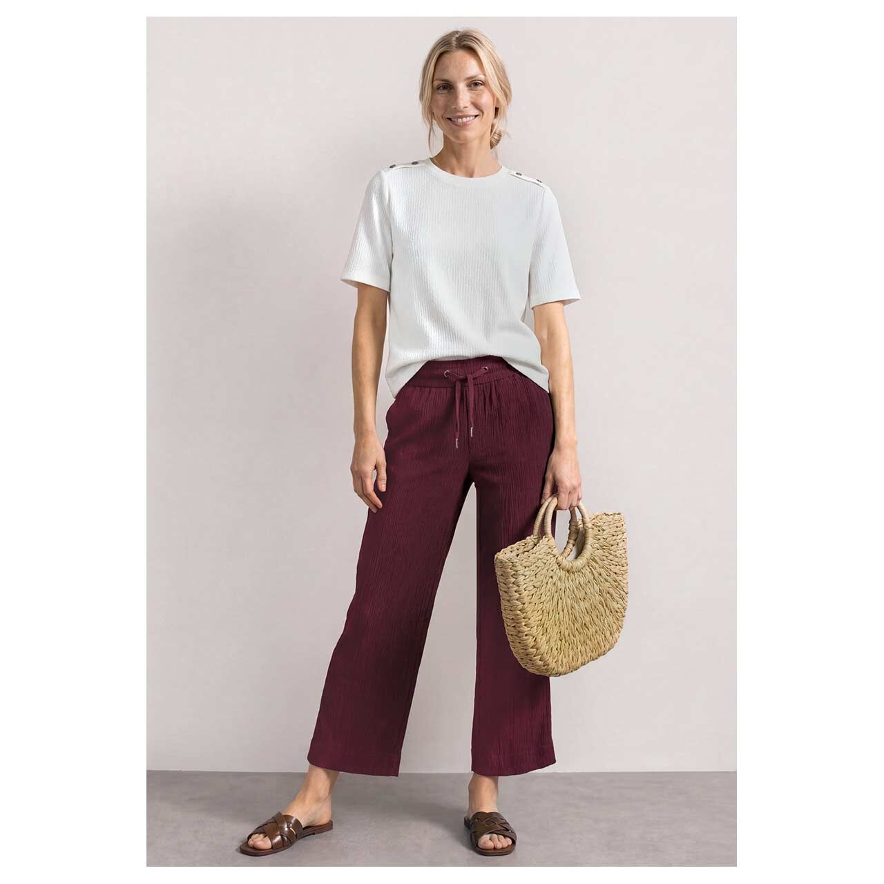 Damen Hose Emee Wide Leg von Street One in Lila, Ganzkörperansicht mit T-Shirt am Model