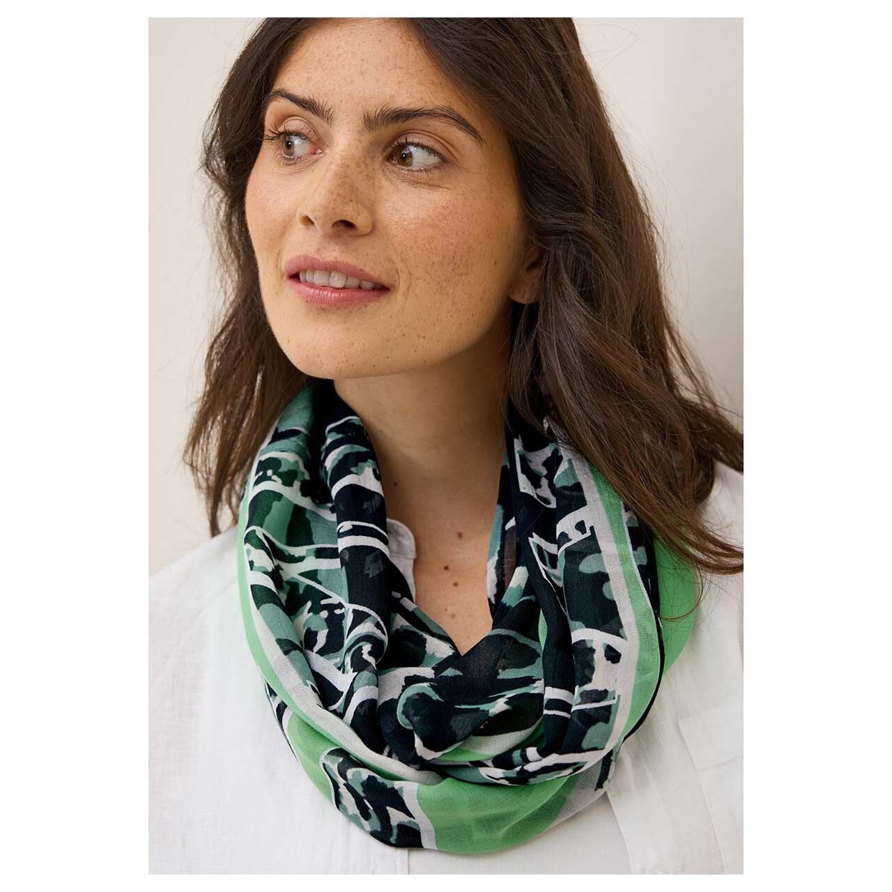 Damen Tuch Print Loop von Cecil in Dunkelgrün mit Print, Detailansicht am Model
