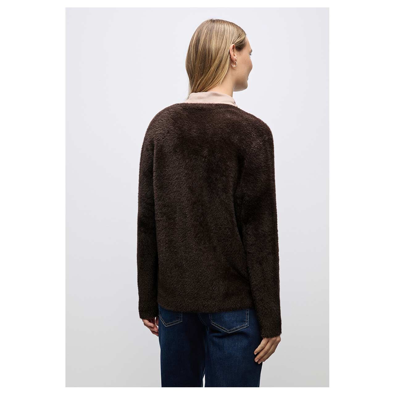 Damen Strickjacke Fluffy Cardigan von Street One in Dunkelbraun, Rückansicht am Model