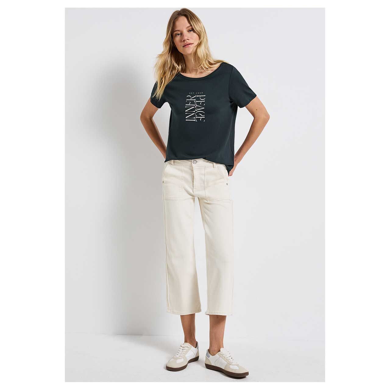 Vorderansicht des getragenen Damen T-Shirt von Street One in Dunkelgrün mit Print
