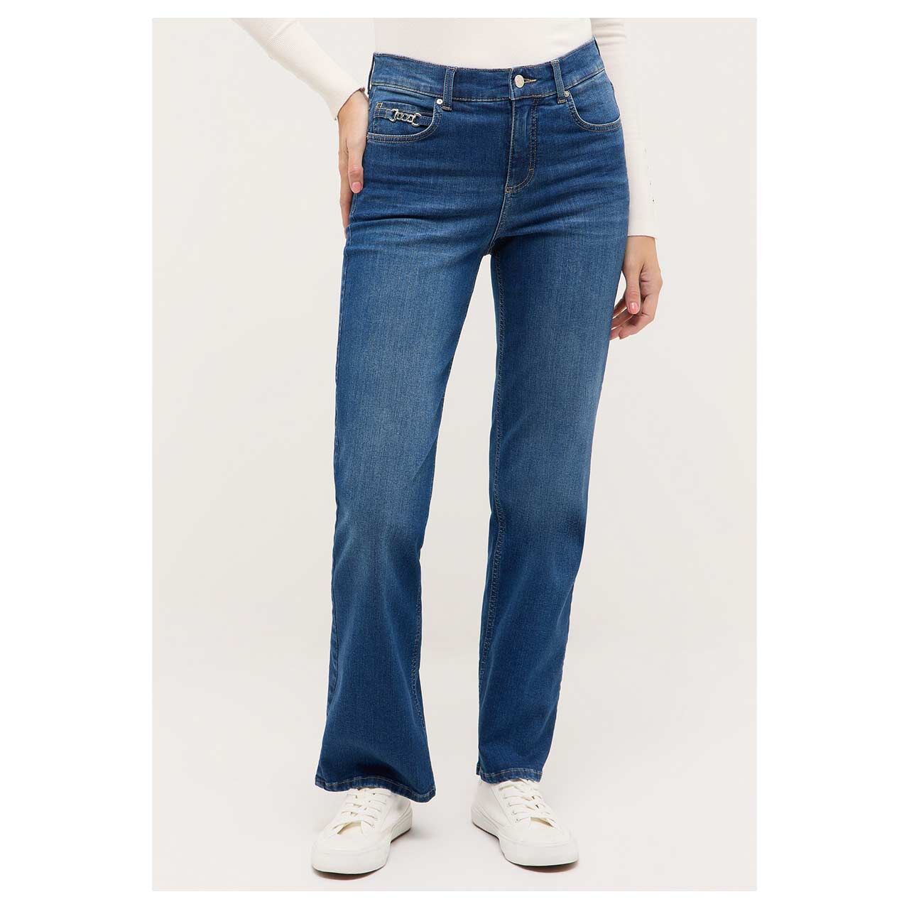 Damenjeans Lara von Angels in Blau angewaschen, Vorderansicht am Model