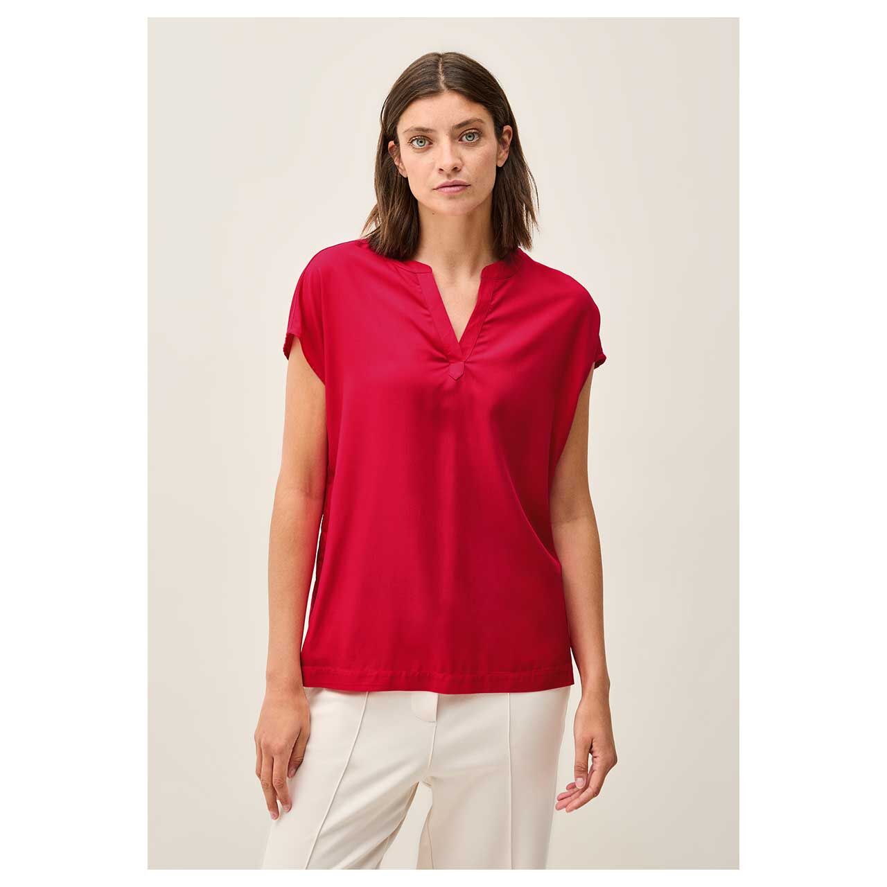 Damen Kurzarm Bluse Solid Splitneck von Cecil in Rot, Nahansicht am Modell