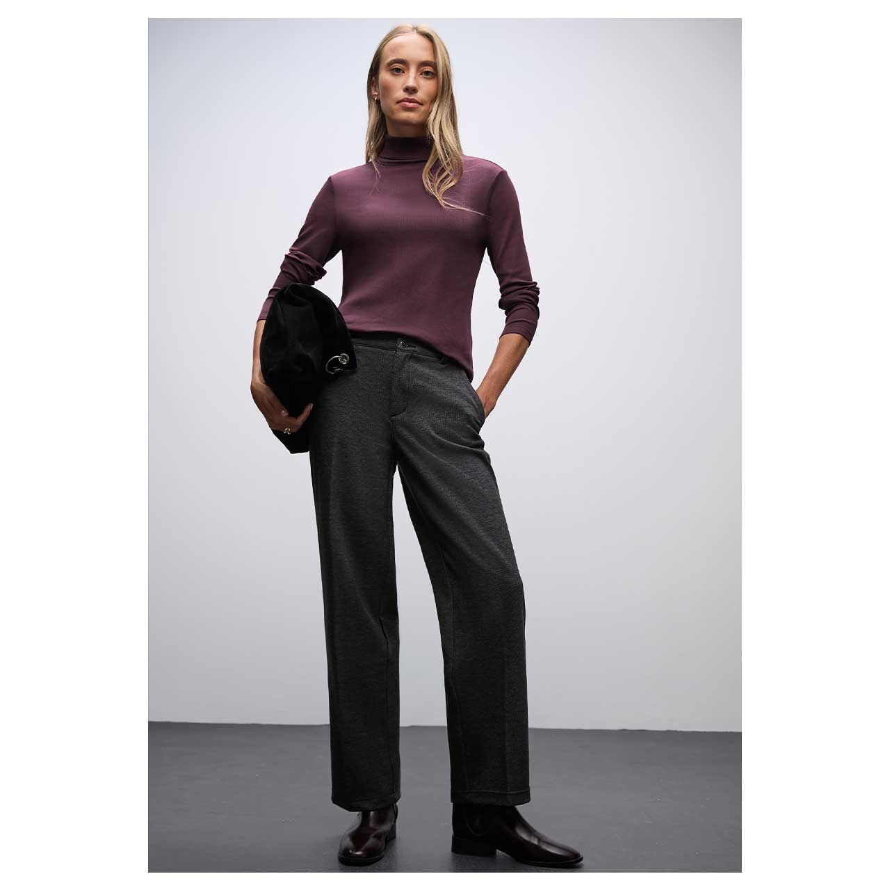 Damen Rollkragenshirt von Street One in Lila, Ganzkörperansicht am Model