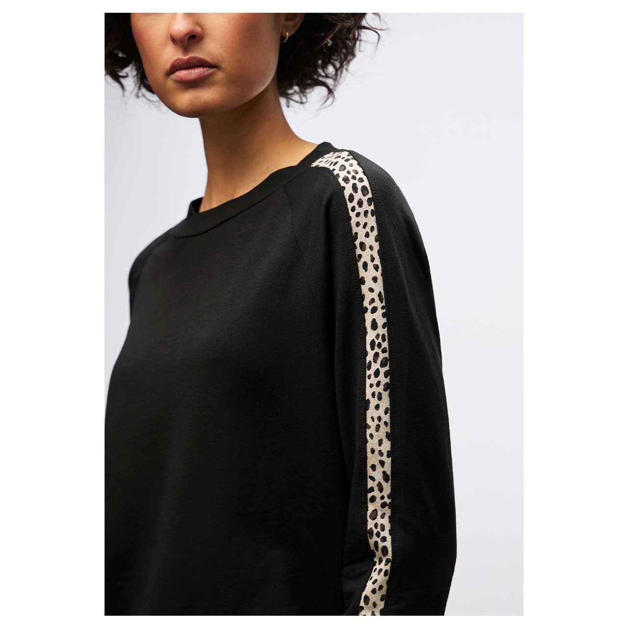 Damen 3/4 Arm Shirt Printed Galloon von Street One in Schwarz mit Print, detaillierte Vorderansicht am Model