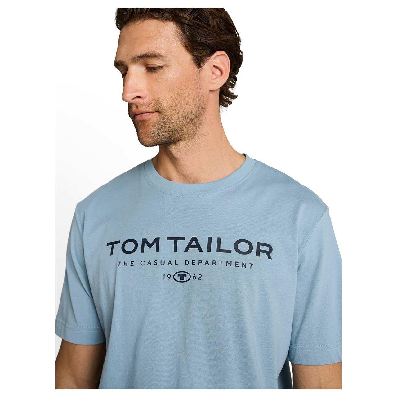 Herren T-Shirt von Tom Tailor in Blau mit Print, detaillierte Vorderansicht am Model