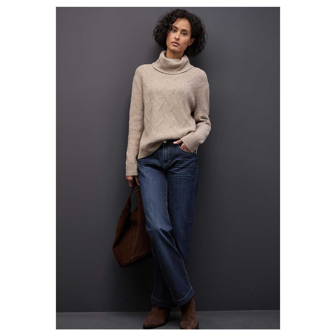 Stretch Damenjeans Straight Leg von Street One in Dunkelblau angewaschen, Ganzkörperansicht gestylt am Model