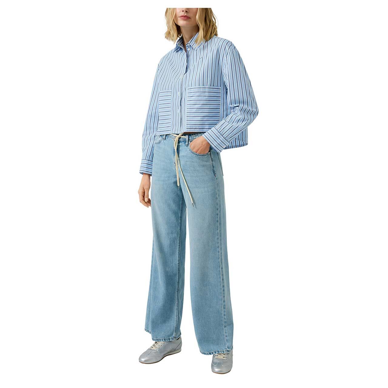 Damen Langarm Bluse von s.Oliver in Hellblau gestreift, Ganzkörperansicht am Model vorne