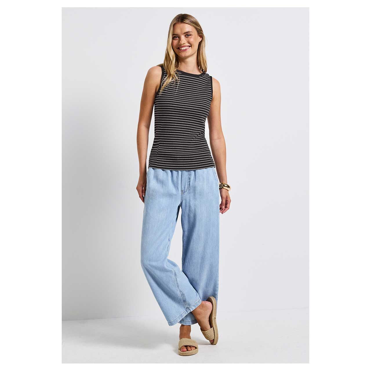 Damen Top Rib von Street One in Dunkelgrün gestreift, Ganzkörperansicht Outfit Modell
