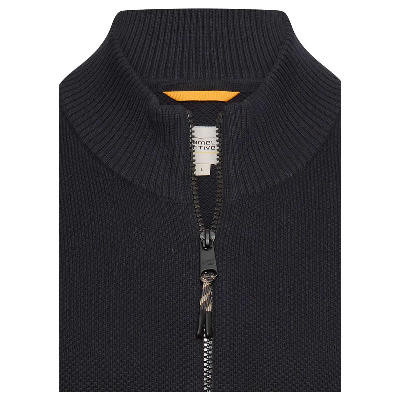 Herren Strickjacke von Camel active in der Farbe Dunkelblau, Detailansicht Kragen vorne