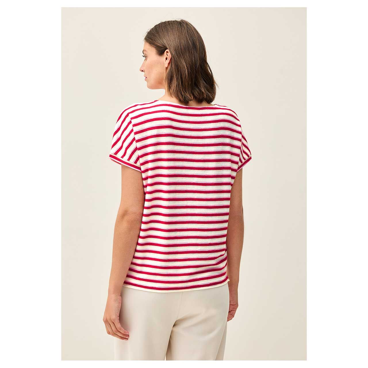 Rückansicht im Detail des getragenen Damen T-Shirt von Cecil in Rot gestreift