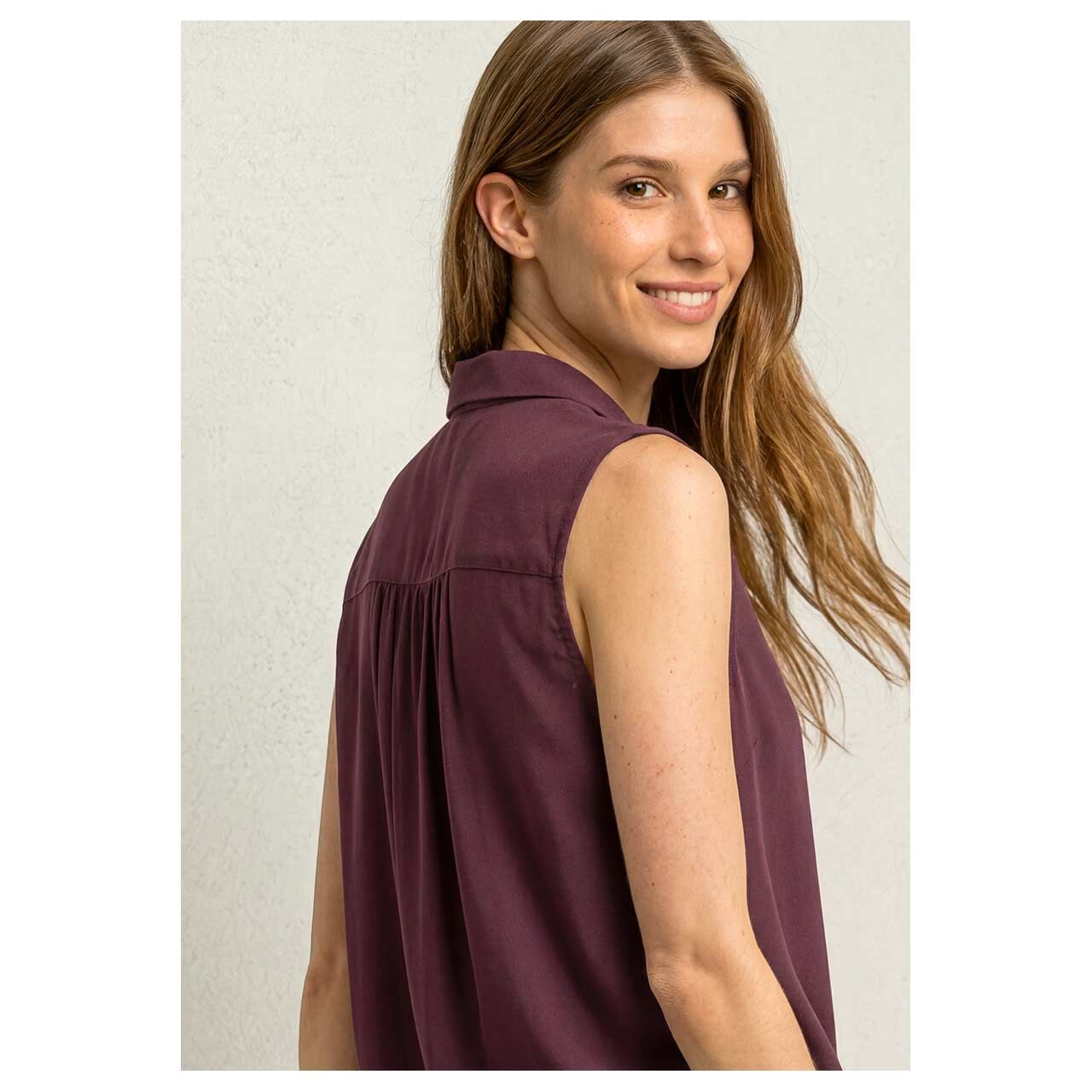 Damen Blusen Top Bowling Collar von Street One in Lila, seitliche Rückansicht am Model
