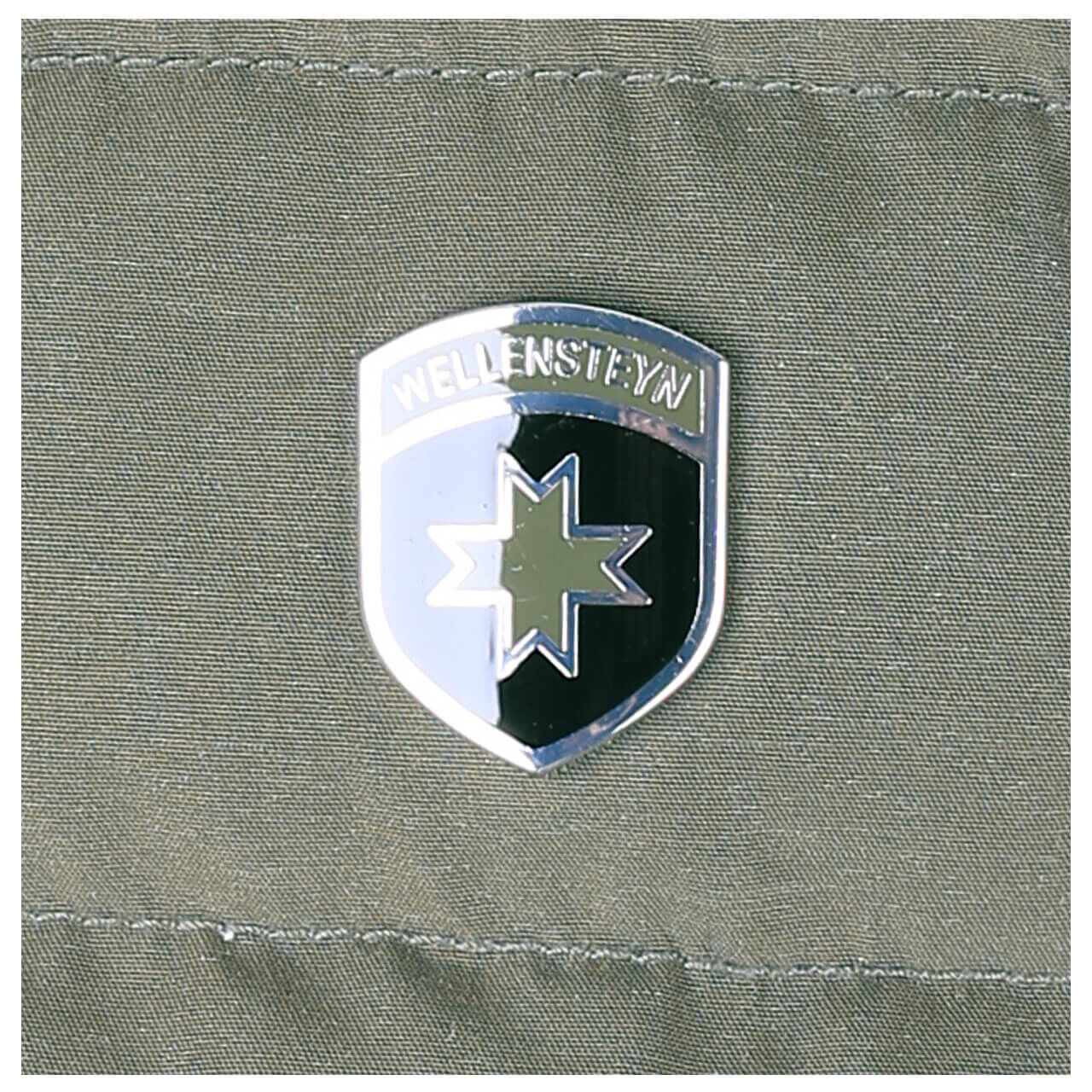 wellensteyn-polar-men-herrenjacke-darkarmy-870-logo Herren Jacke Polar Men von Wellensteyn in Dunkelgrün, Detailansicht vom Logo