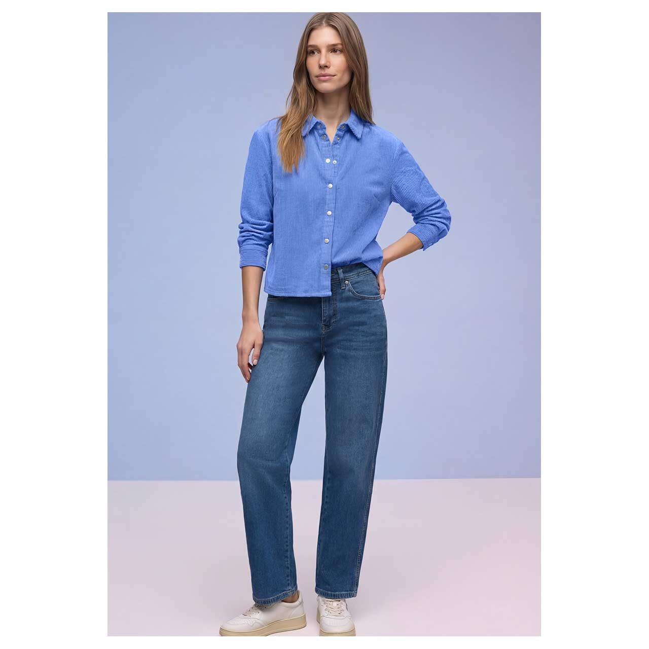 Damen Langarm Cord Bluse Corduroy Shirtcollar von Street One in Blau, Ganzkörperansicht geschlossen am Model