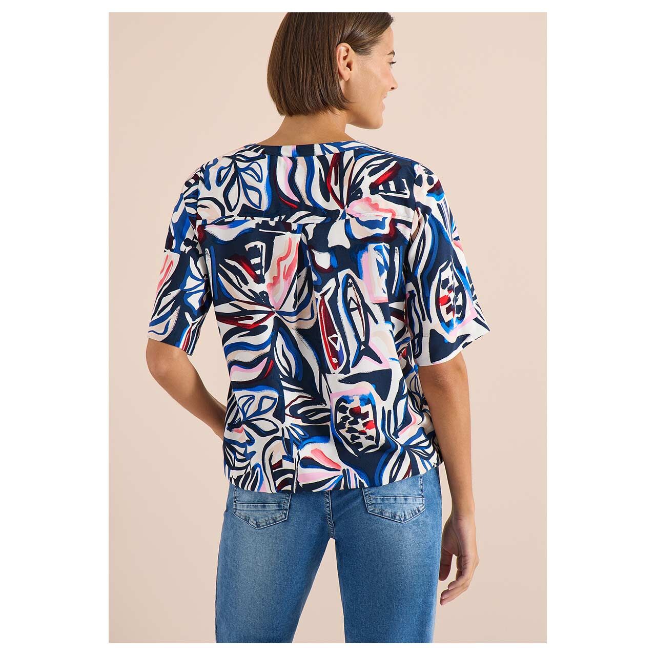 Damen Kurzarm Bluse Splitneck von Cecil in Blau mit Print, Rückenansicht am Model