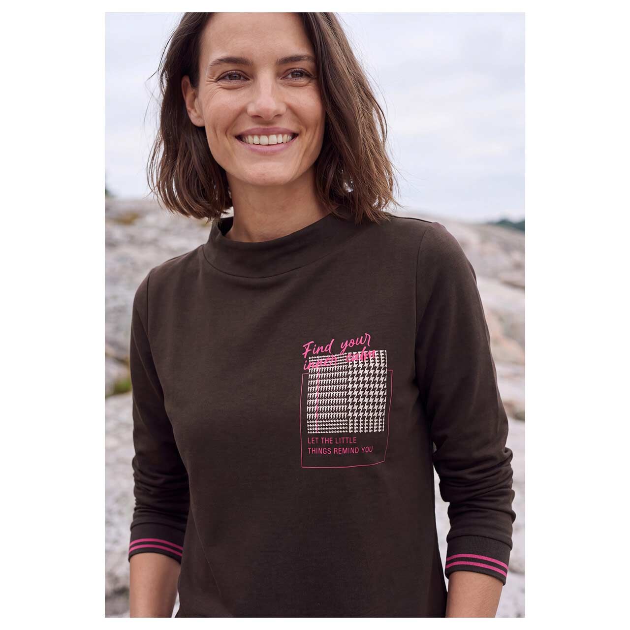 Cecil Damen Langarm Shirt Funnel Neck in Dunkelbraun mit Print, Detailansicht Model vorne