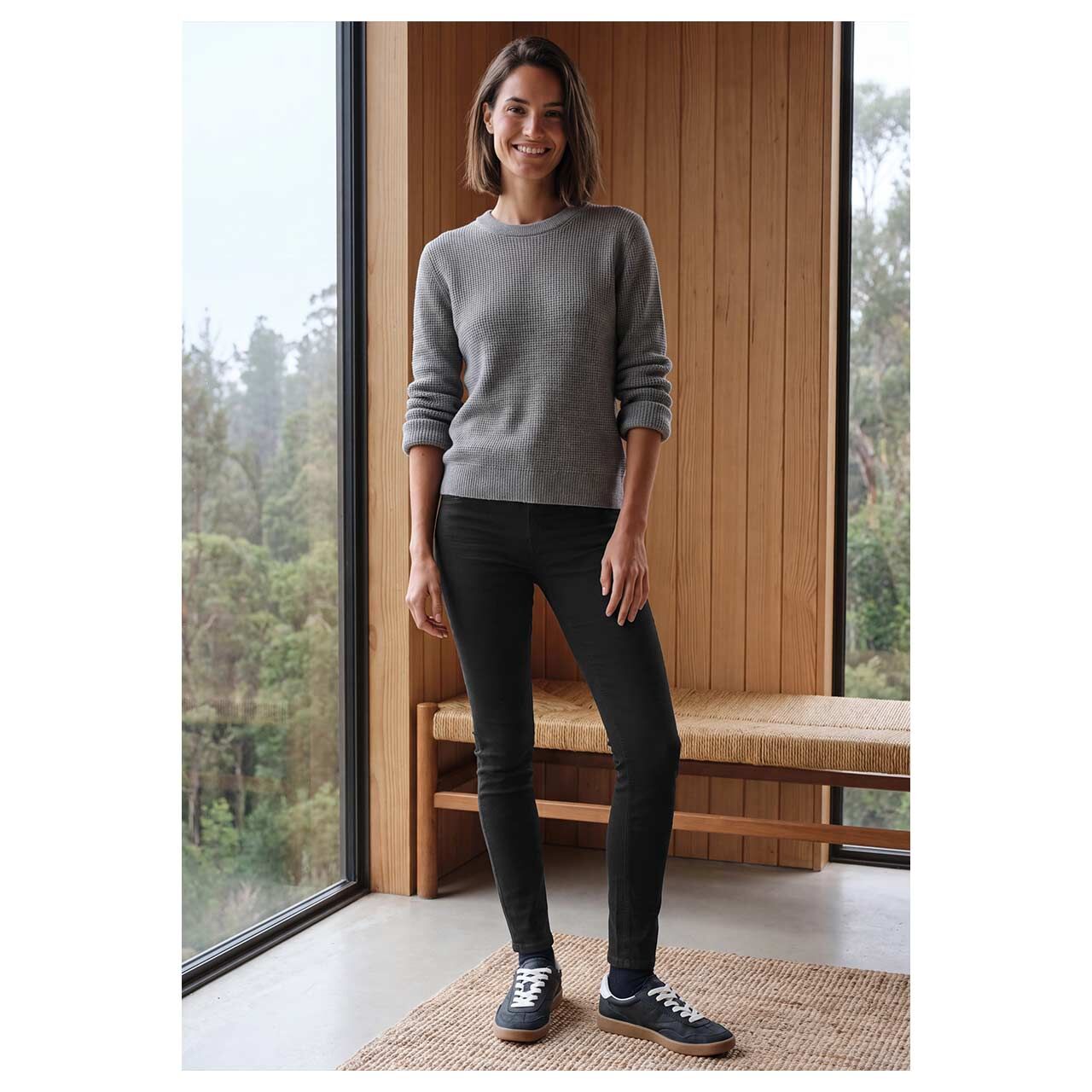 Damen Ankle Jeans Vicky von Cecil in Schwarz, Ganzkörperansicht am Model