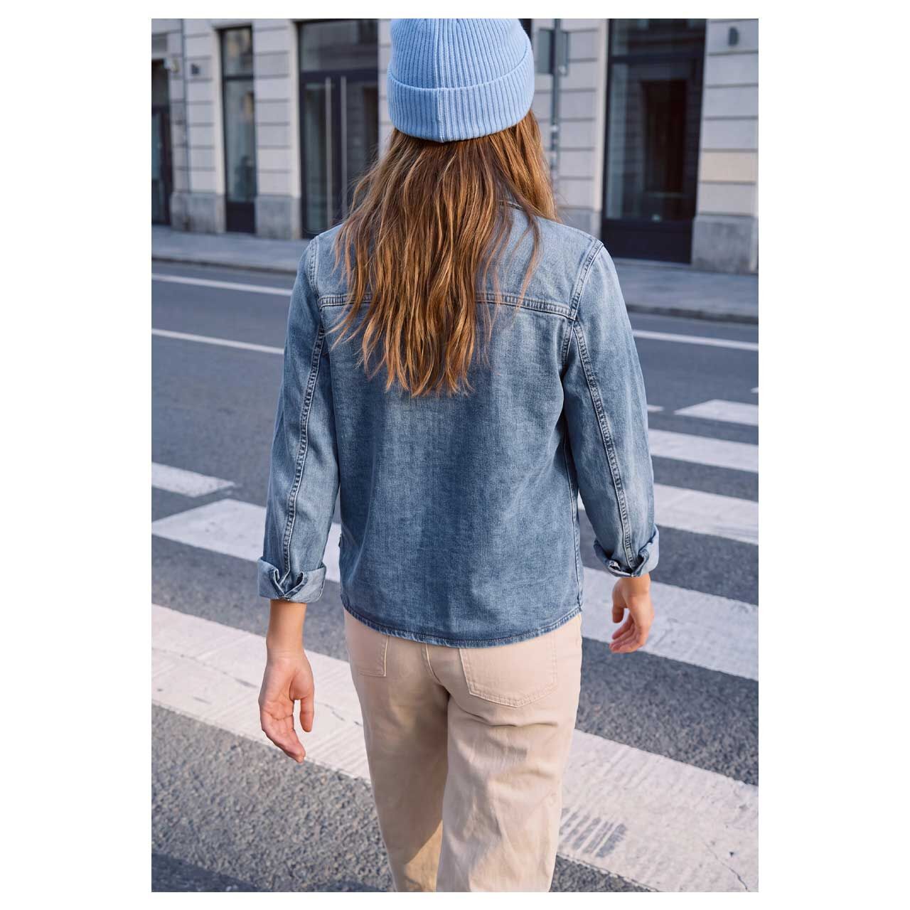 Damen Jeansjacke Style von Street One Studio in Blau angewaschen mit Strass, Rückansicht am Model