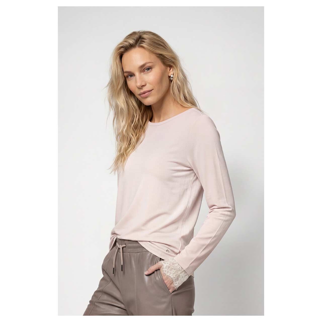 Damen Langarm Shirt von Monari in Rosa, Ganzkörperansicht am Model