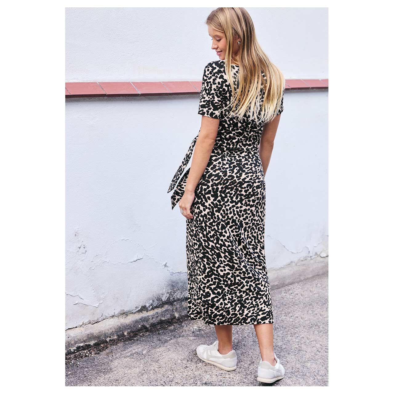 Damen Kurzarm Kleid Knot Jersey Dress von Street One Studio in Schwarz mit Print, Rückansicht am Model