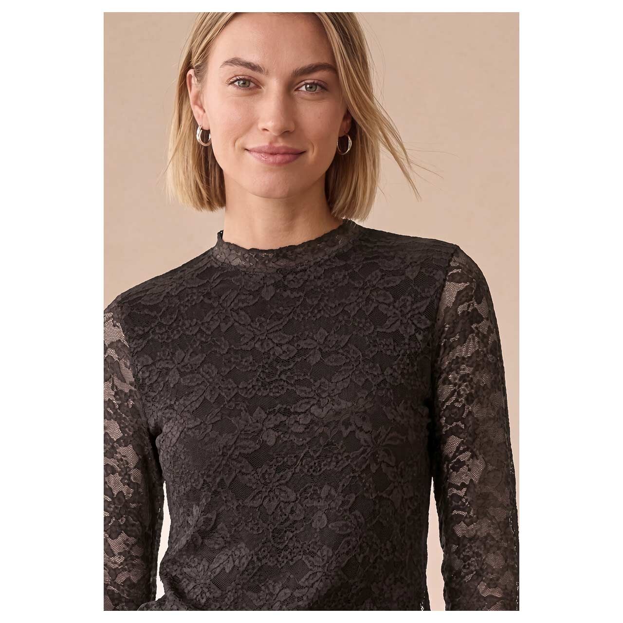 Damen Langarm Shirt Lace Turtle Neck von Street One in Dunkelbraun, Nahaufnahme Model vorne