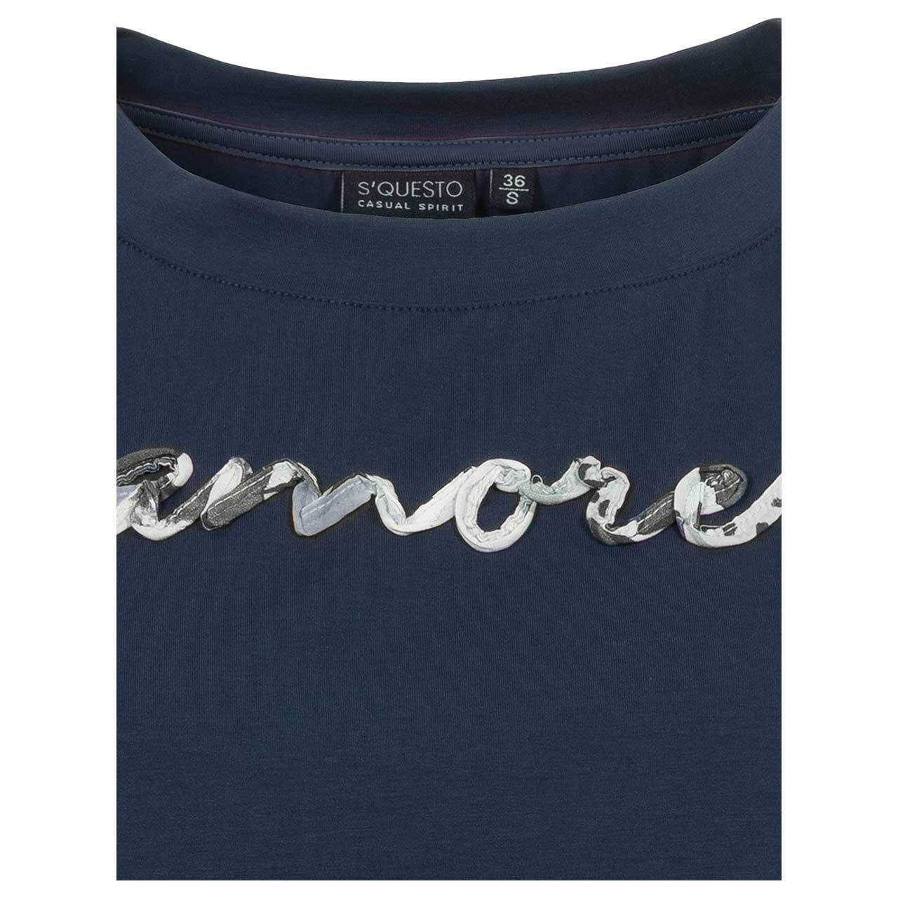 Damen T-Shirt von Soquesto in Rauchblau mit Print, Detailansicht von vorne