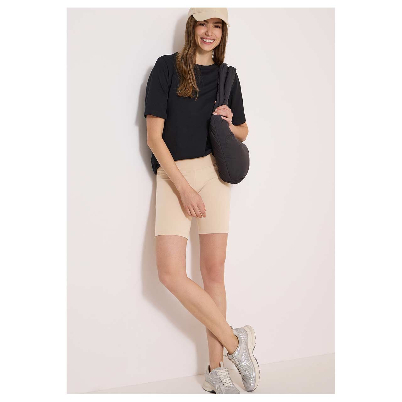 Damen Baumwoll Shorts Cycling von Cecil in Beige,  Ganzkörperansicht am Model