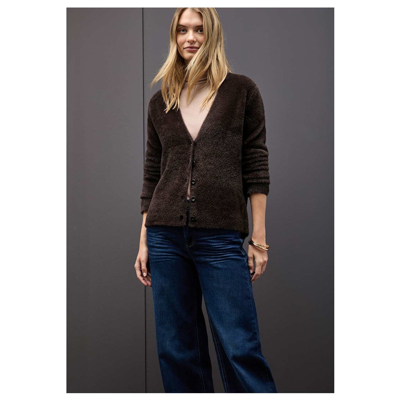 Damen Strickjacke Fluffy Cardigan von Street One in Dunkelbraun, geschlossene Vorderansicht am Model