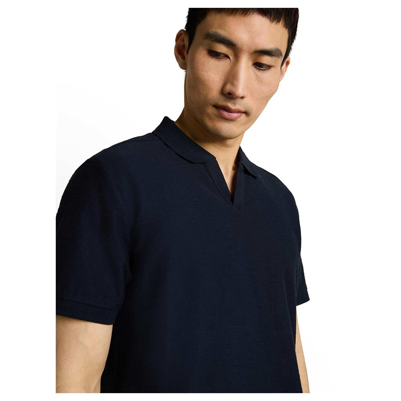 Herren Poloshirt Resort Collar von Tom Tailor in Dunkelblau, detaillierte Vorderansicht am Model